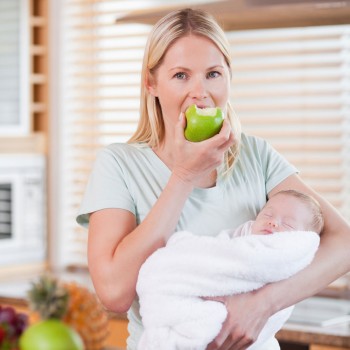 Cómo debe ser la alimentación de la mamá tras el parto
