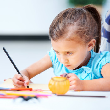 14 dictados cortos para niños sobre Halloween. En español e inglés