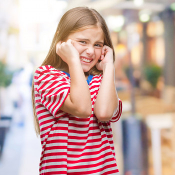 Qué hago si mi hijo se metió un objeto en los oídos