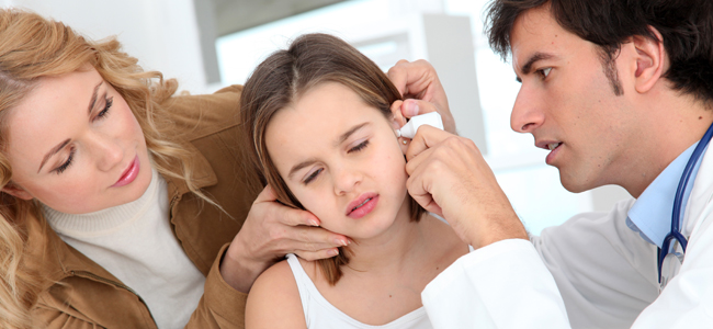 el niño se mete algo en el oído