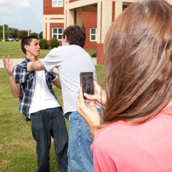 Happy slapping, la nueva y cruel tendencia de ciberbullying en jóvenes