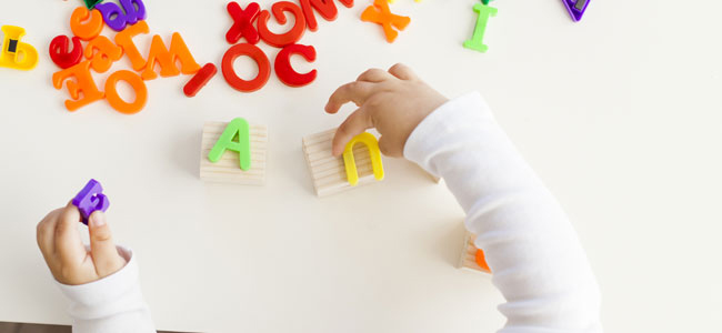 enseñar a un niño a leer en casa