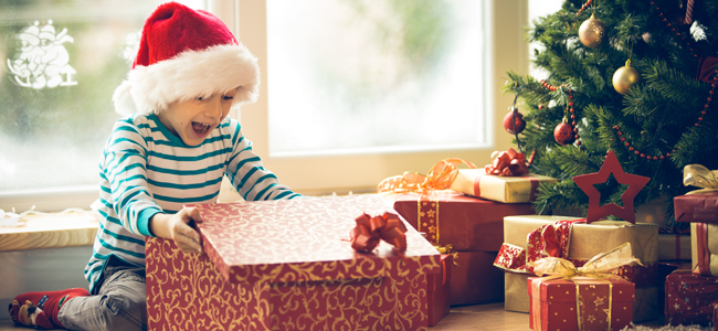 El papel que usamos en Navidad para envolver los regalos de los niños
