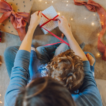 Cómo gastar menos papel al envolver los regalos navideños de los niños