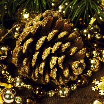 Piñas brillantes de Navidad