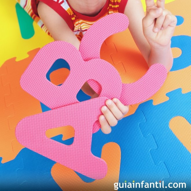 Aprender el ABC con una alfombra de letras