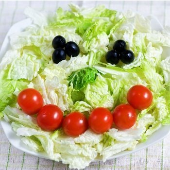 Ensalada con sonrisa de tomatitos para niños