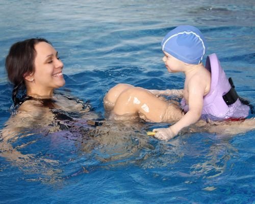 6. Los primeros chapoteos del bebé en la piscina