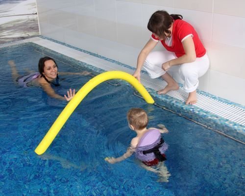 8. Primeros desplazamientos del bebé por el agua