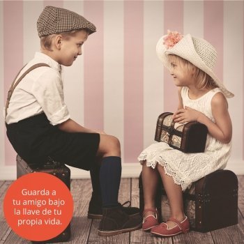 Frases de amistad infantiles. Niño con un cofre