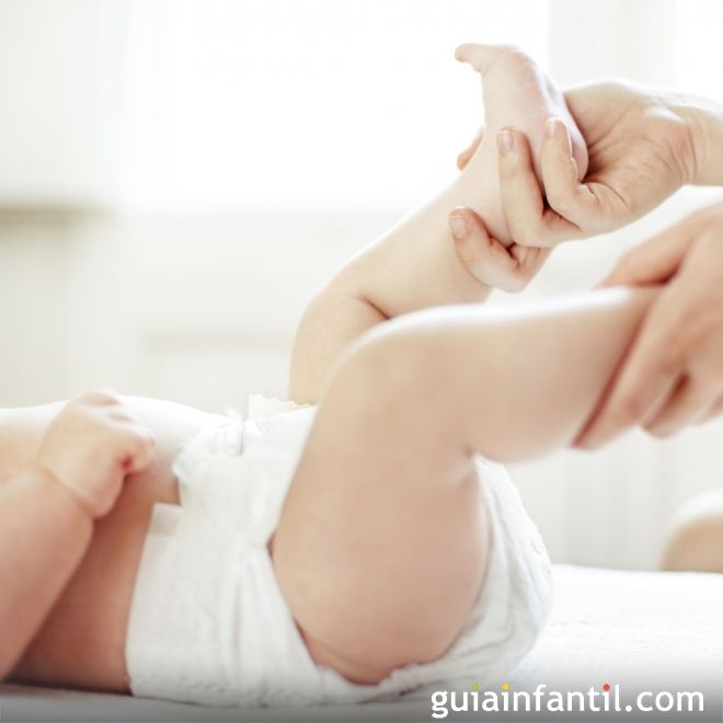 3. Masajea las piernas del pequeño