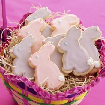 Galletas de Pascua decoradas. Cesta de conejos