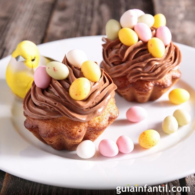 Muffins de Pascua decorados. Chocolate con huevos