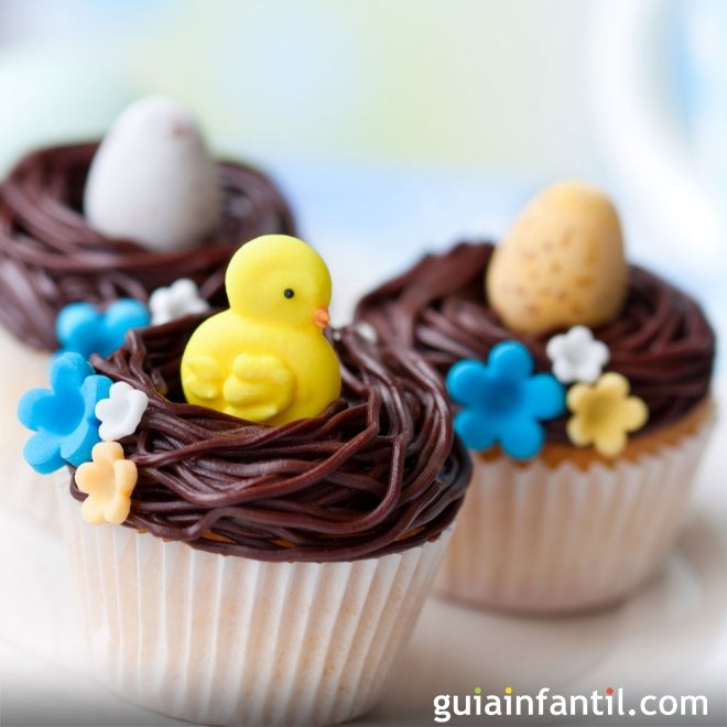 Muffins de Pascua decorados. Huevos y pollitos