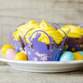 Muffins de Pascua decorados. Crema y naranja