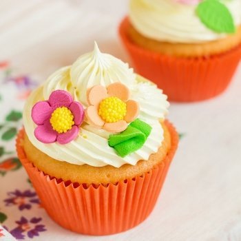 Muffins de Pascua decorados. Nata y flores