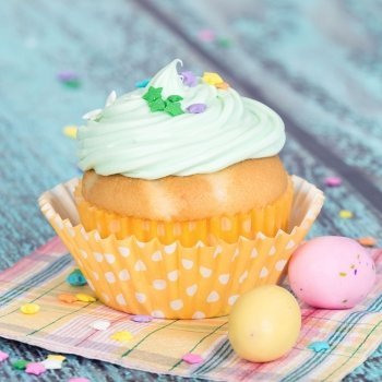 Muffins de Pascua decorados. Huevos con confeti dulce