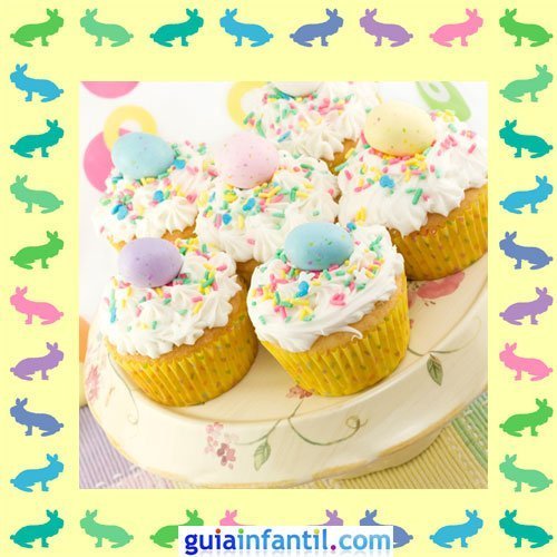 Muffins de Pascua decorados. Huevos con confeti dulce