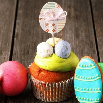 Muffins de Pascua decorados. Huevos decorativos