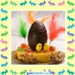 Tartas de Pascua decoradas. Pastel con mona de Pascua