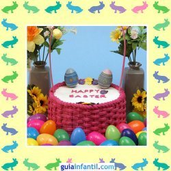 Tartas de Pascua decoradas. Pastel en una cesta