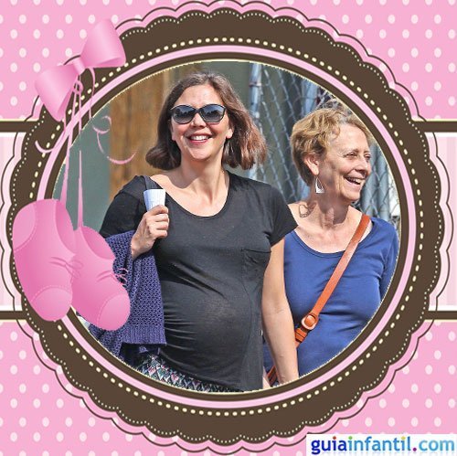 La actriz Maggie Gyllenhaal embarazada junto a su madre
