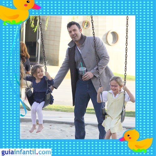 El actor Ben Affleck con sus dos hijas en el parque