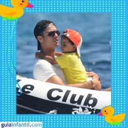 El futbolista Cristiano Ronaldo de vacaciones con su hijo