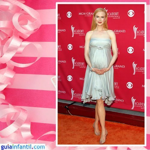 La actriz Nicole Kidman embarazada con un vestido corto de raso color perla