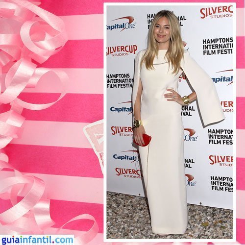 La actriz Sienna Miller embarazada con un vestido recto y capa