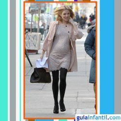 La actriz Sienna Miller embarazada con vestido y abrigo rosa palo
