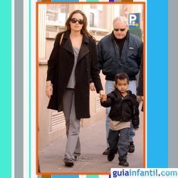 La actriz Angelina Jolie embarazada con abrigo negro de paño y ropa sport gris