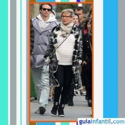 La actriz Elsa Pataky embarazada con abrigo de pelo, leggins y jersey de lana