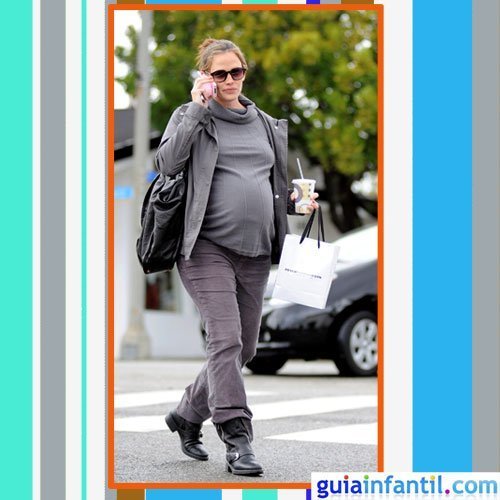 La actriz Jennifer Garner embarazada con pantalón gris y jersey de cuello vuelto
