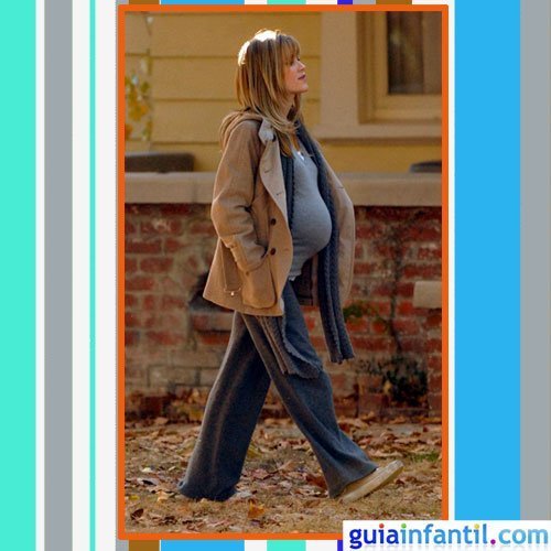 La actriz Reese Witherspoon embarazada con look de sport y abrigo de paño