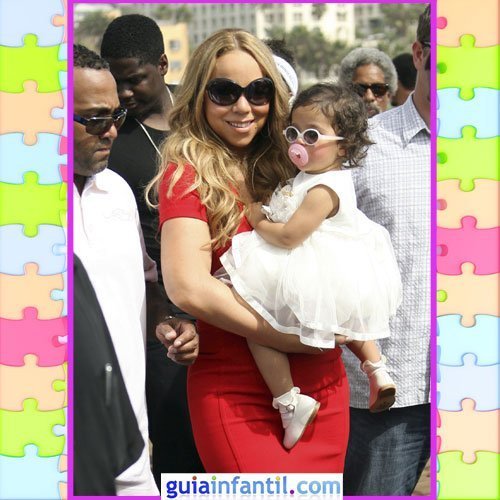 La hija de Mariah Carey con un vestido blanco y gafas de sol