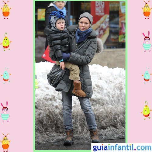 La actriz Naomi Watts y su hijo Samuel comparten moda de inveirno