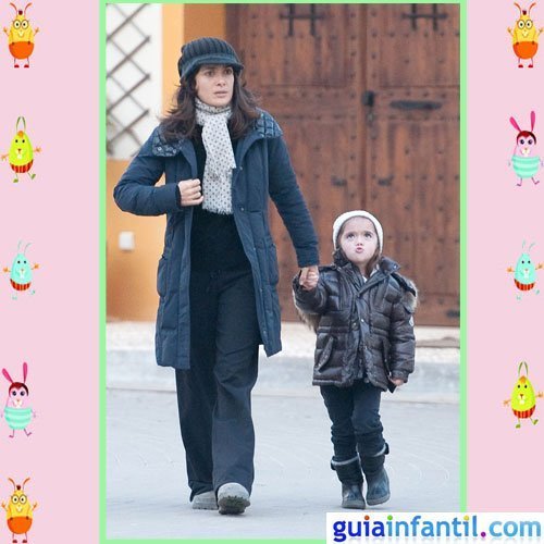 La actriz Salma Hayek y su hija Valentina visten igual en invierno