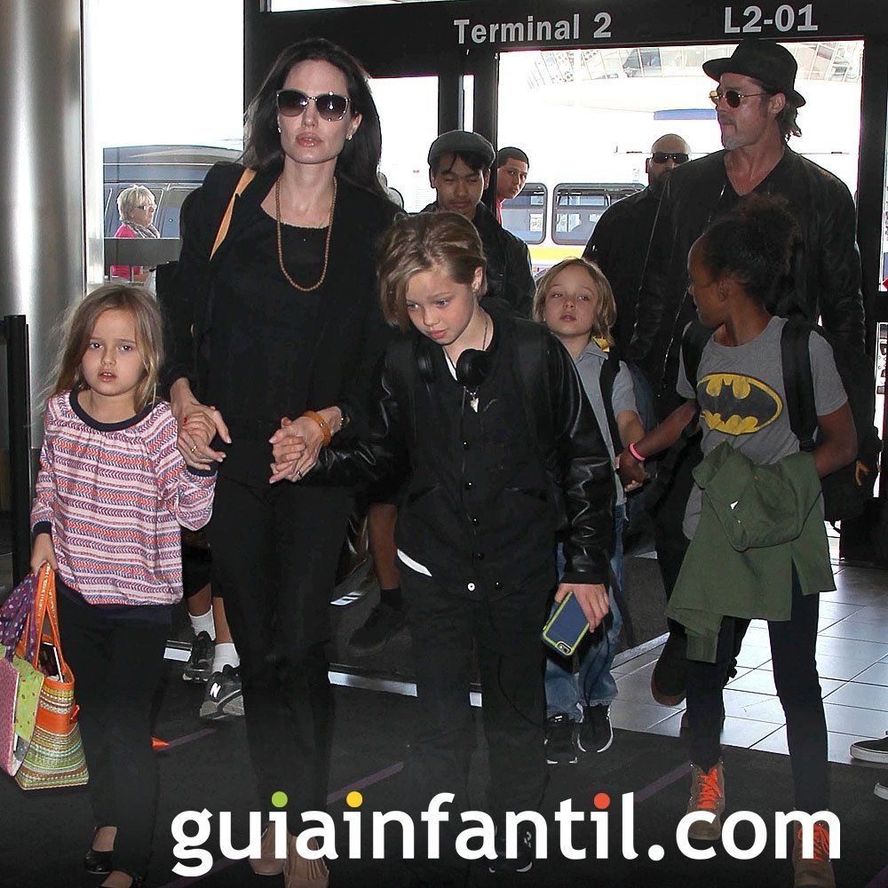 Brad Pitt y Angelina Jolie con sus hijos mellizos