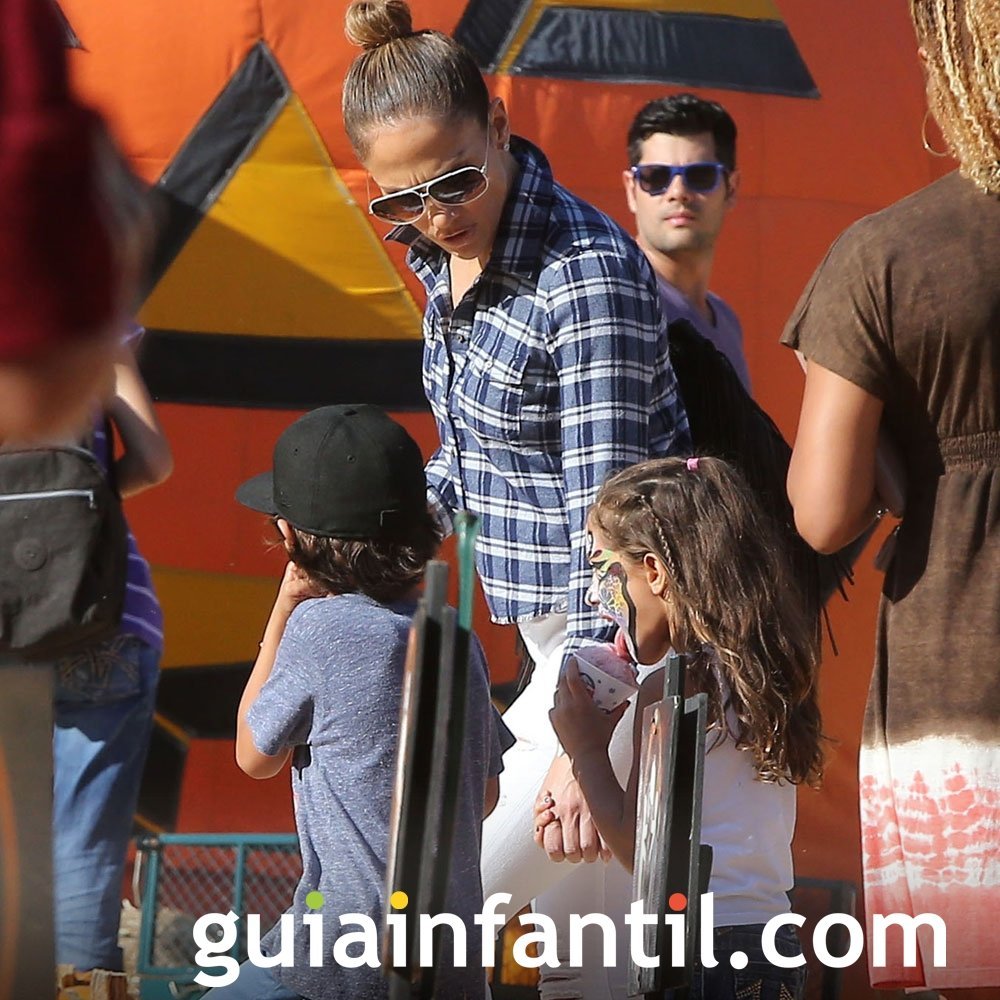 La cantante Jennifer López con sus dos hijos mellizos
