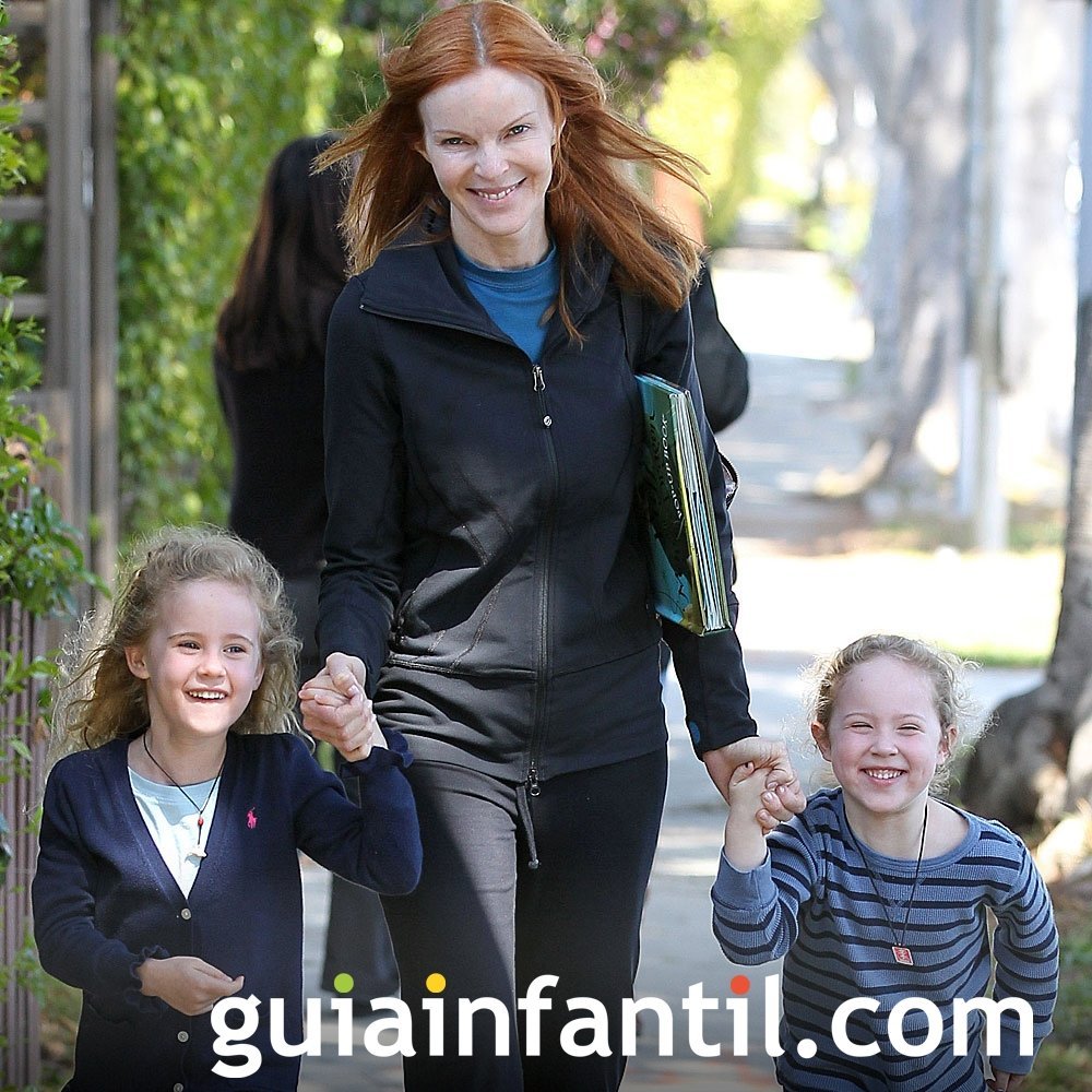 La actriz Marcia Cross pasea con sus hijas gemelas
