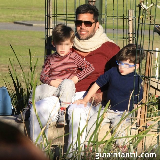 El cantante Ricky Martin con sus dos hijos mellizos en la playa