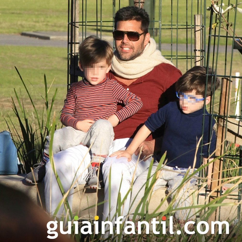 El cantante Ricky Martin con sus dos hijos mellizos en la playa