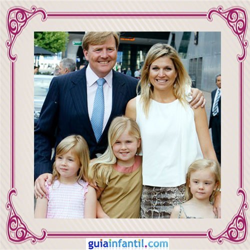 El Principe heredero Guillermo Alejandro de los Países Bajos con sus tres hijas