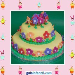 Tarta de dos pisos decorada con fondant amarilla