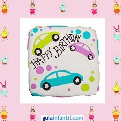 Tarta de cumpleaños con coches hechos de fondant