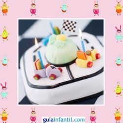 Tarta decorada con fondant y detalles de coches de carreras