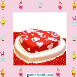 Tarta de fondant con corazones rojos