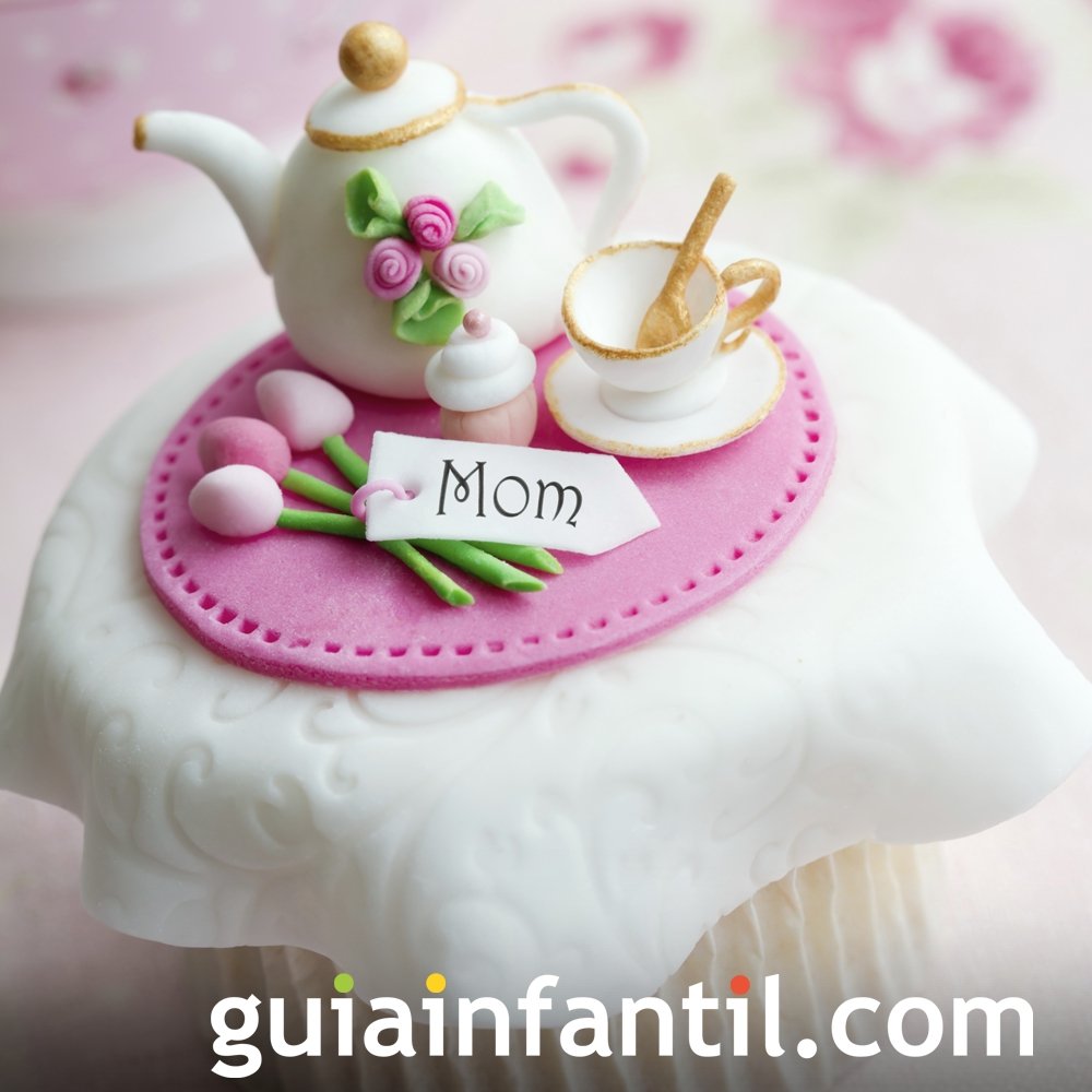 Cupcake decorado con juego de té para el Día de la Madre