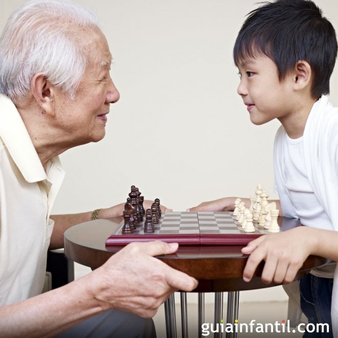 Los abuelos enseñan juegos de siempre a sus nietos